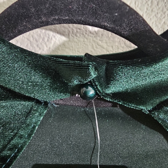 PrettyLittleThing NWT Top 2 Emerald Green Velvet Long Sleeve - Picture 2 of 6